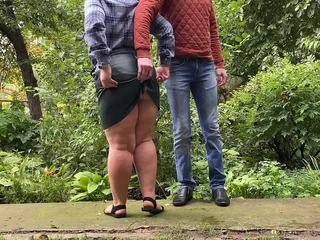 Chunky Lay MILF pissing open-air