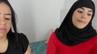 Arab hijab szxy girls خرجت أنا أو صاحبتي من المدراسة مصات ليا بزازلي