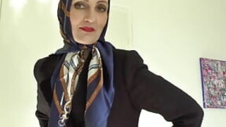 Lady Victoria Valente Showed Elegant Satin Headscarves Scarf Queen