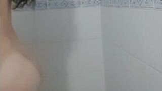 Me baño y me masturbo para mi hijastro cachondo