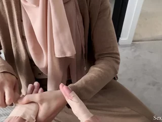 Arab Bit Mama Helps Descendant Nearly Quail Toes