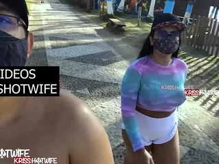 Kriss Hotwife Com Summit Transparente Sem Sutiã Fazendo Uma Caminhada Na Praia Bem Puta e Gostosa