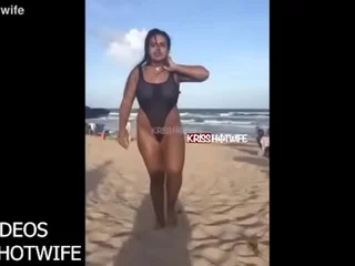 Kriss Hotwife Se Exibindo Com Maiô Transparente Na Praia De Salvador
