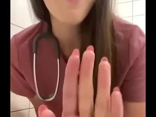 enfermera se masturba en el baño del dispensary